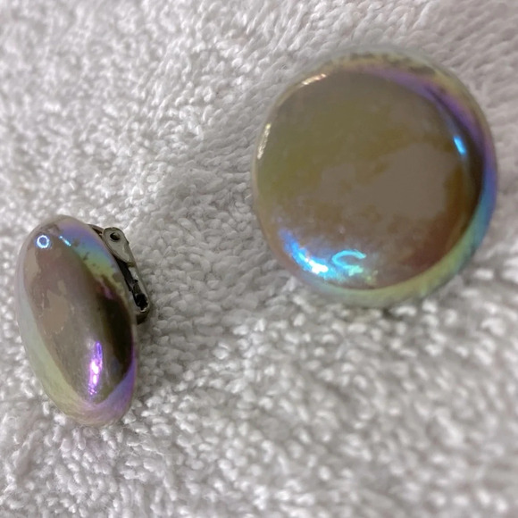 Vintage  Taupe Plastic Circle W Iridescent Coating Clip On Earrings - Picture 8 of 10